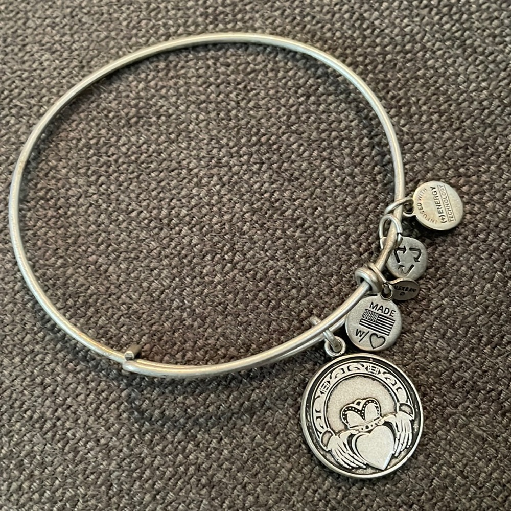 Claddagh bracelet